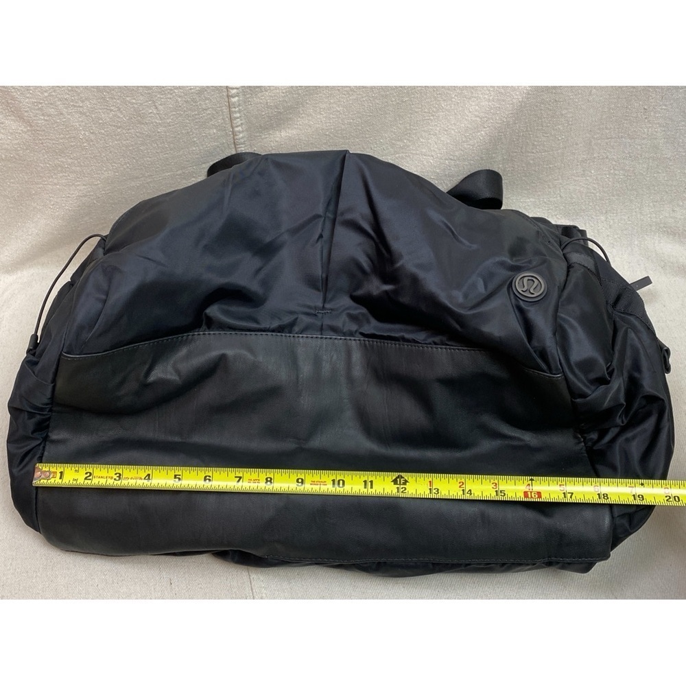 Lululemon Extra Mile Duffle Black - Picture 16 of 16